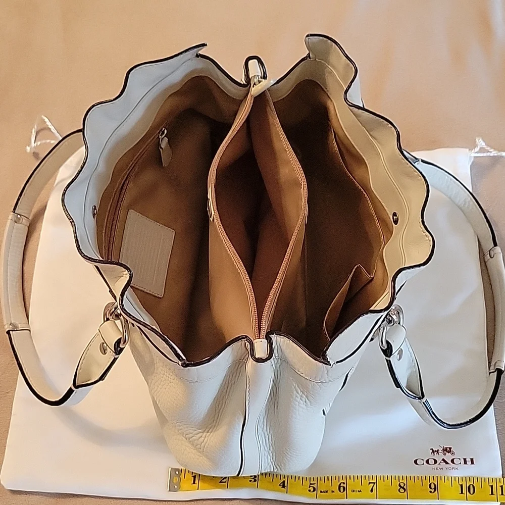 Authentic Coach handbag - Picture 4 of 14